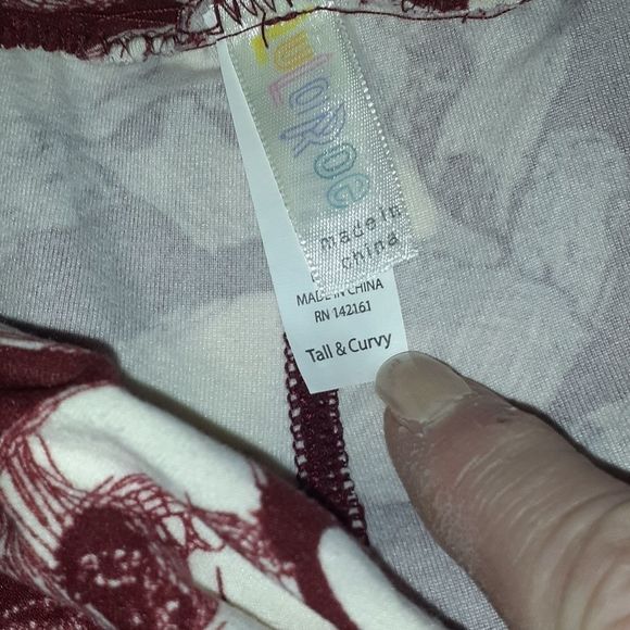 Rare Burgundy Sketched Skulls Lularoe Leggings‎ T&C - Picture 5 of 5